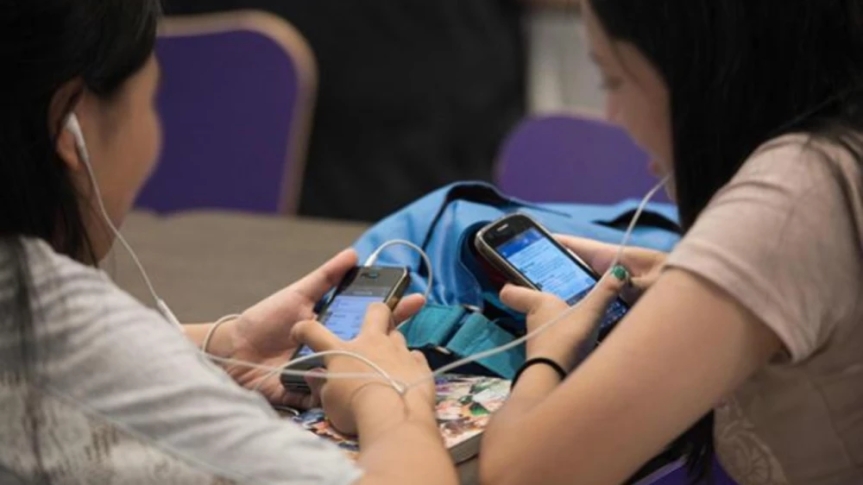 Colegios privados de Bogotá restringirán uso de celulares durante jornada escolar
